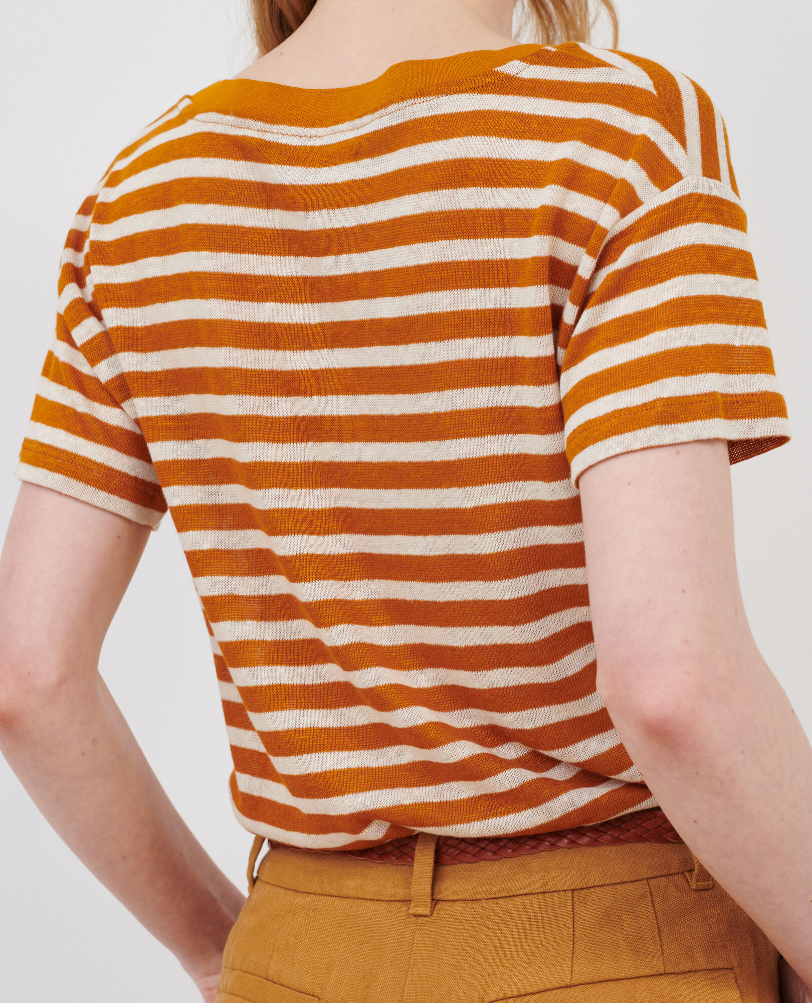 SARAH - Linen V-neck t-shirt 122 stripes pumpkin 2ste620f05