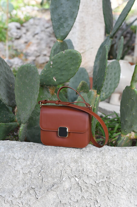 VIC - box bag in smooth leather 4024 CAMEL