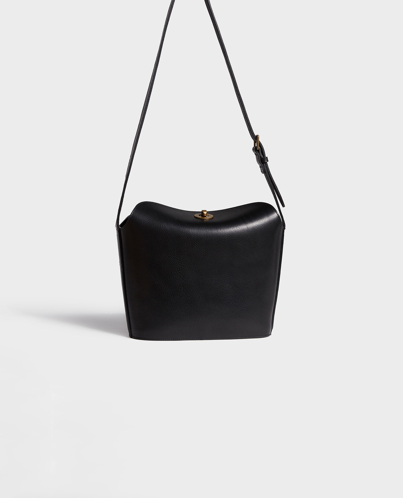 Leather handbag with short shoulder strap black beauty