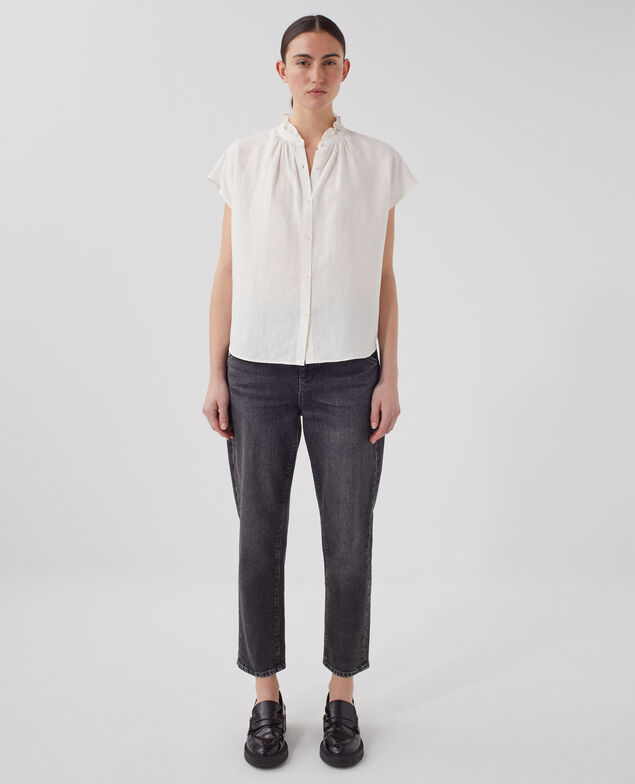 Frilly sleeveless shirt U010 off white