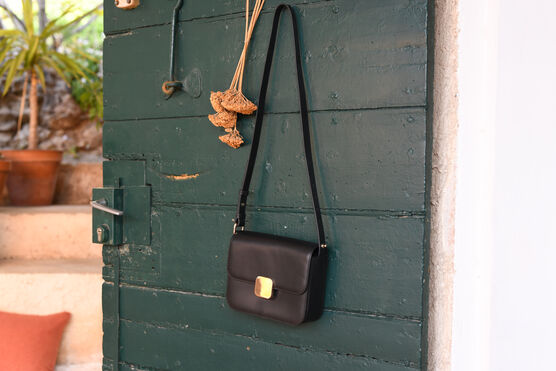 VIC - box bag in smooth leather 8853 09 BLACK
