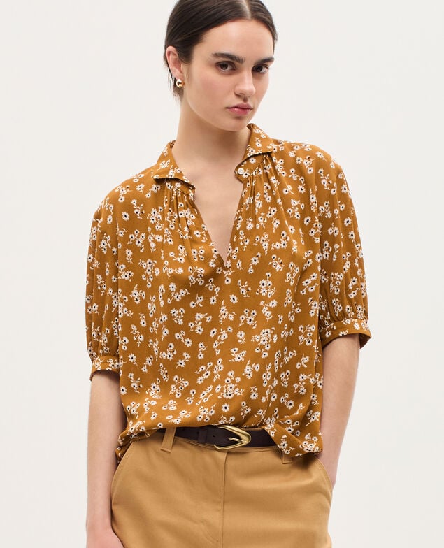 Short-sleeve silky blouse K480 daisy camel
