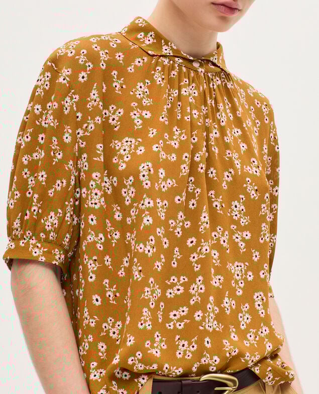 Short-sleeve silky blouse K480 daisy camel