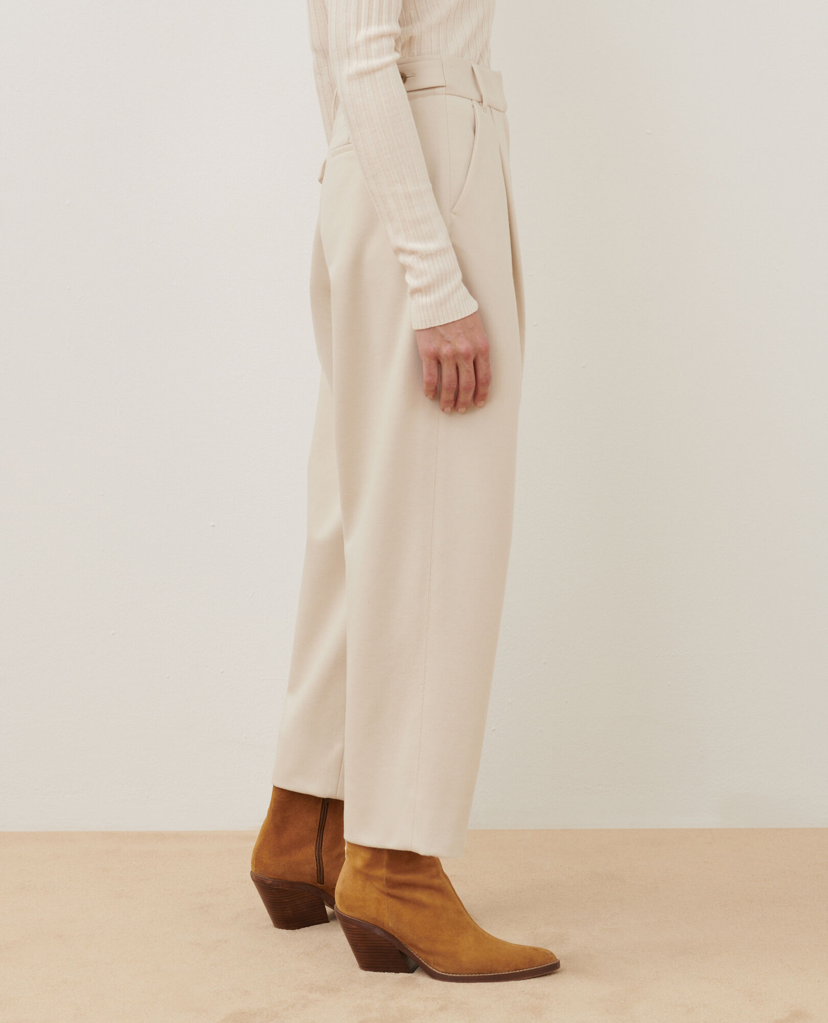 PEGGY - Wool blend carrot trousers off white - Comptoir des
