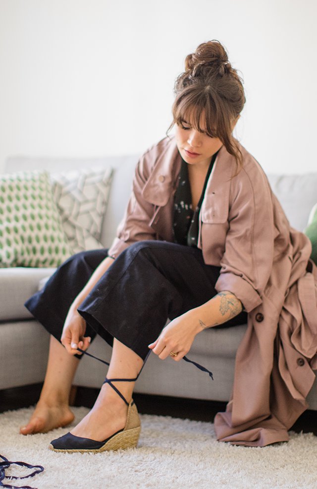 Comptoir des cotonniers Lisa porte la blouse cache-cœur imprimée.