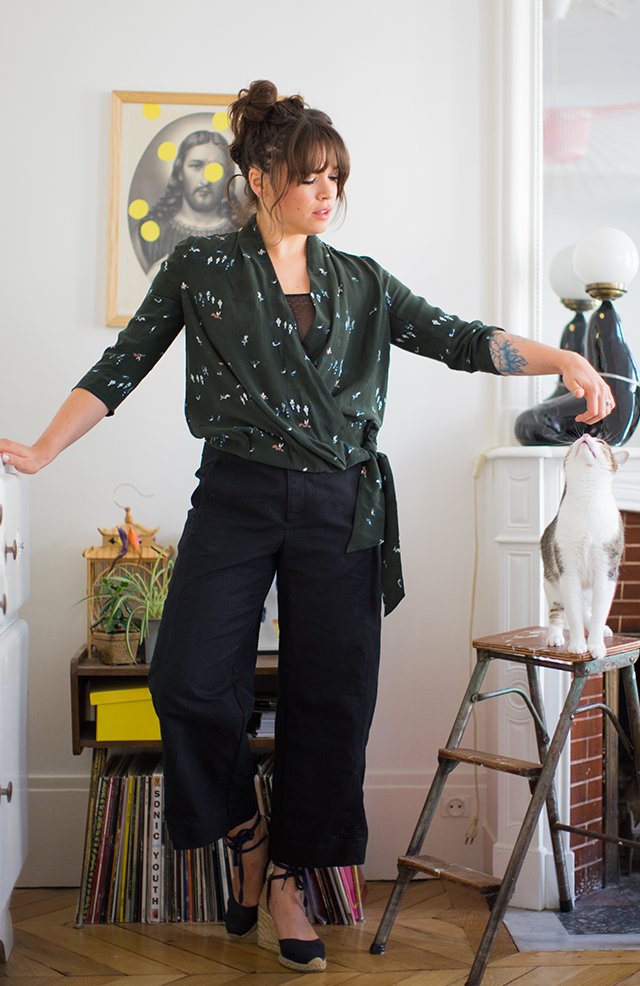 Comptoir des cotonniers Lisa porte la blouse cache-cœur imprimée.
