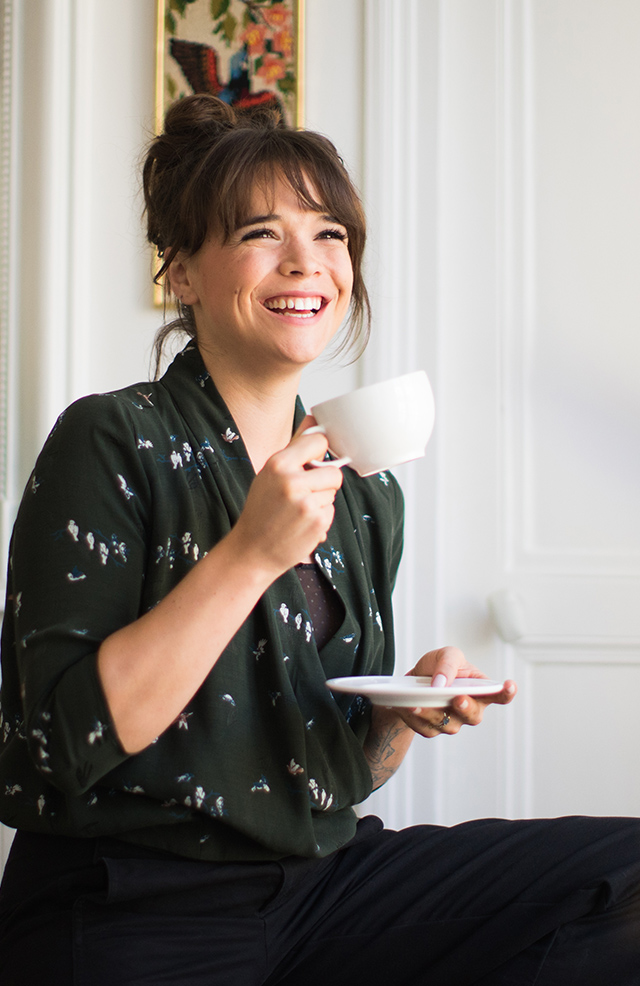 Comptoir des cotonniers Lisa porte la blouse cache-cœur imprimée.
