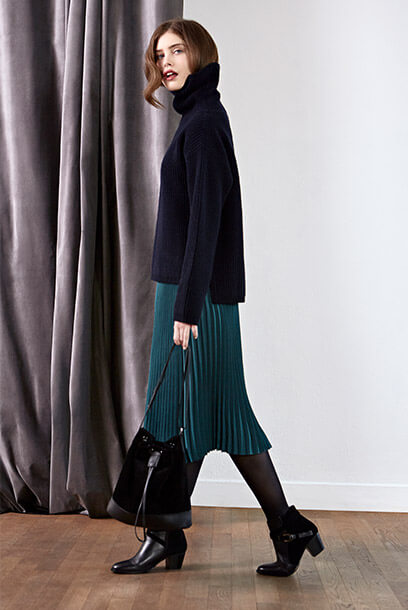 Look - Skirt, Wool jumper, Leather shopper, Leather boots